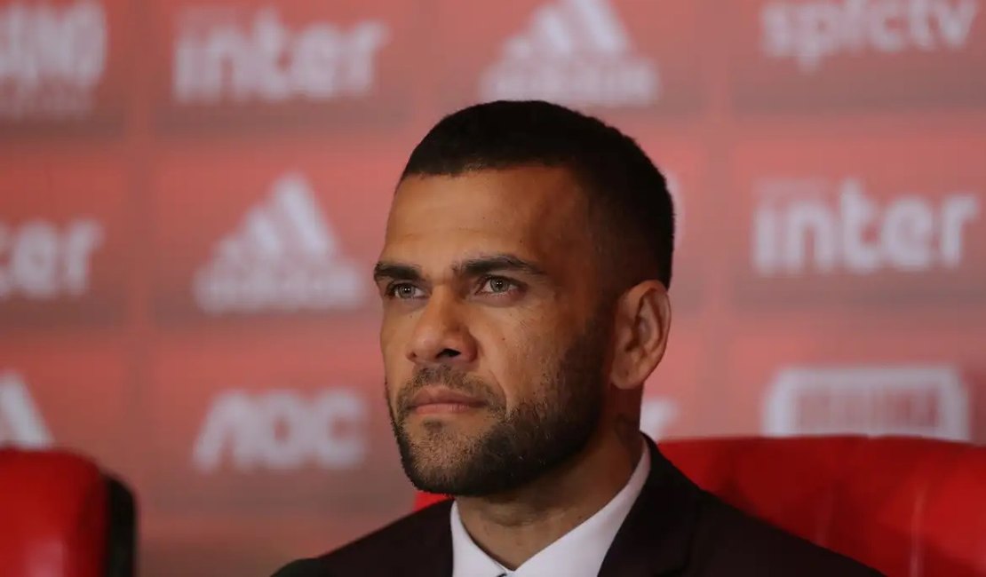 Daniel Alves paga fiança, e Justiça da Espanha autoriza ex-jogador a deixar prisão