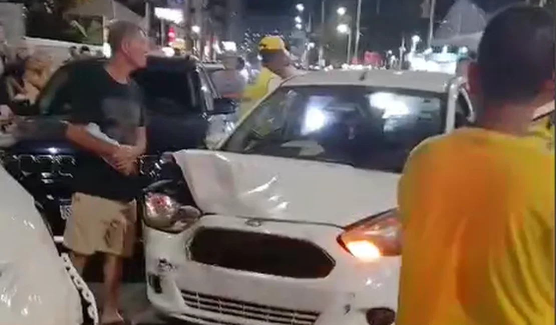 Mulher embriagada causa acidente de carro e motos, na Orla da Ponta Verde, em Maceió