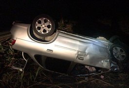 Carro pega fogo e homem fica ferido em batida frontal na Barra de Santo Antônio