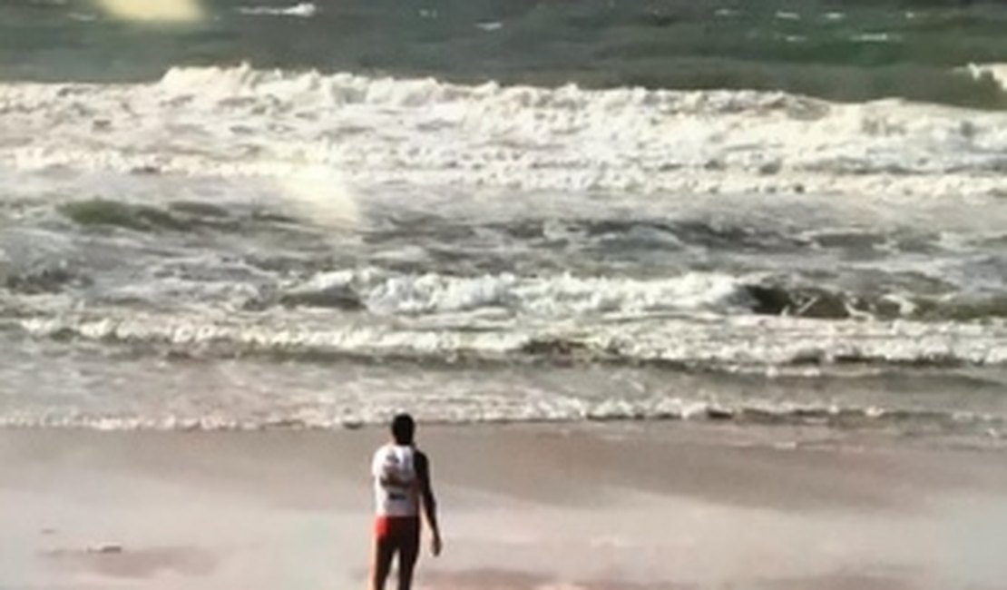 Menor de 16 anos desaparece após entrar no mar na Praia da Avenida