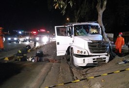 Motorista fica gravemente ferido após caminhão bater contra árvore na BR-104