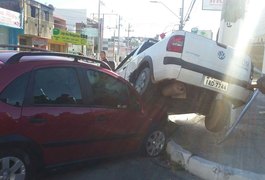 Imprudência: motorista avança cruzamento e provoca acidente em avenida