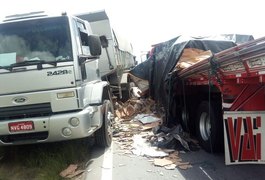Acidente entre caminhões bloqueia tráfego na BR-101, em Pilar