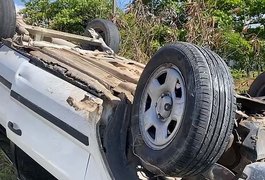 Carro capota perto de ponte após motorista perder controle da direção em Maceió
