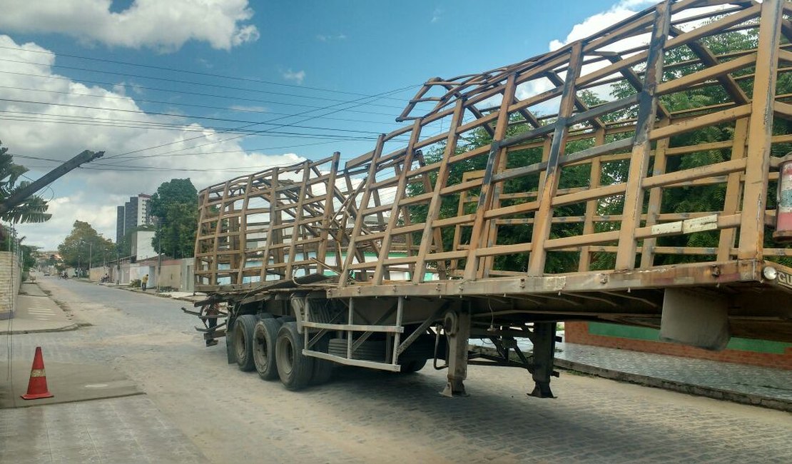 Caminhão tomba em Atalaia é levado para Arapiraca, derruba postes e deixa bairro sem energia