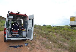 Motorista tenta ultrapassagem e sofre acidente na BR-101