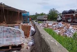 Caminhão carregado de livros tomba na BR-101 entre Messias e Flexeiras