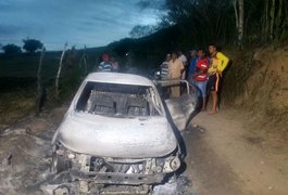 Vídeo. Populares encontram corpo carbonizado dentro de carro no Agreste