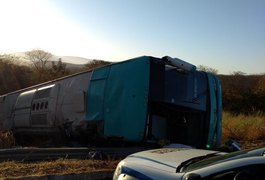 Acidente com ônibus deixa oito mortos e 27 feridos em MG