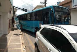 Ônibus tenta conversão e acaba atingindo fachada de ótica no Centro de Arapiraca