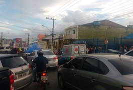 Colisão entre bicicleta e moto deixa trânsito congestionado no Centro de Arapiraca