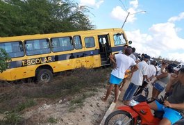 Motorista de ônibus escolar passa mal e veículo sai da pista na AL-125