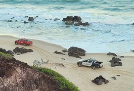 Mulher morre e outra fica ferida após quadriciclo em que estavam cair de falésia na praia de Pipa