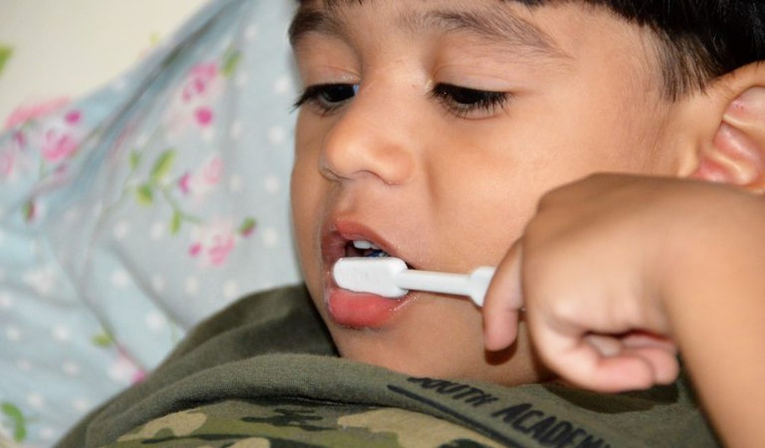 Cirurgiã-dentista da Sesau orienta quando deve ser a primeira consulta odontológica da criança