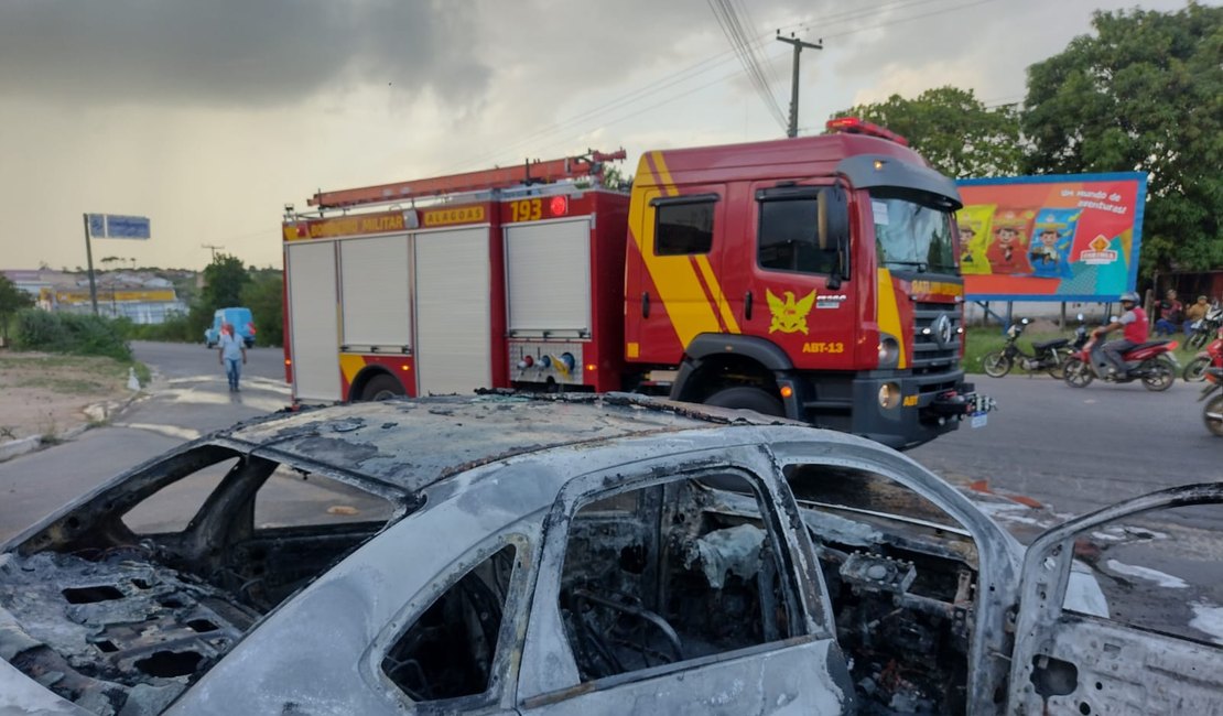 Vídeo. Veículo pega fogo  e fica completamente destruído em Arapiraca