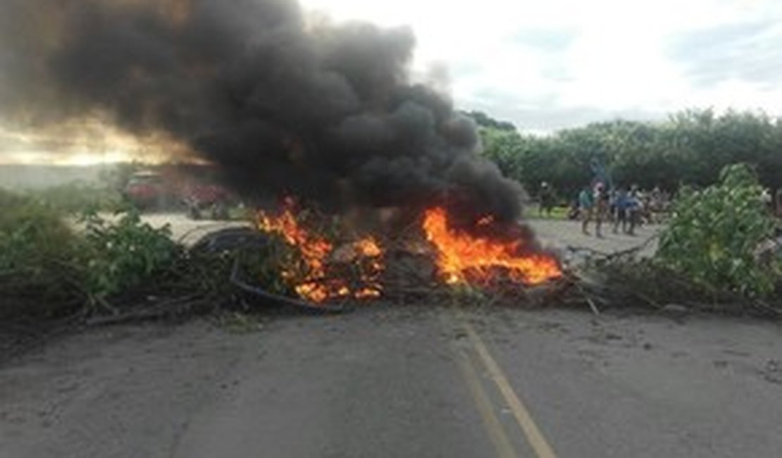 Manifestantes bloqueiam rodovia AL-110 e cobram entrega das casas
