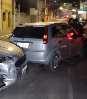 Condutor de veículo perde o controle do mesmo e colide em outro que estava parado em rua de Arapiraca