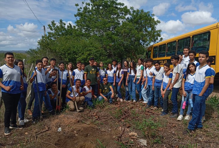 Estudantes da escola municipal ﻿José Pereira Sobrinho realizam plantio de mudas em Arapiraca