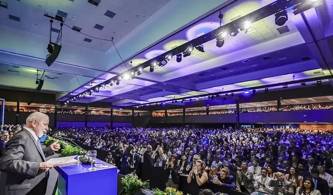 Lula recebe vaias em encontro de prefeitos e pede 'civilidade'