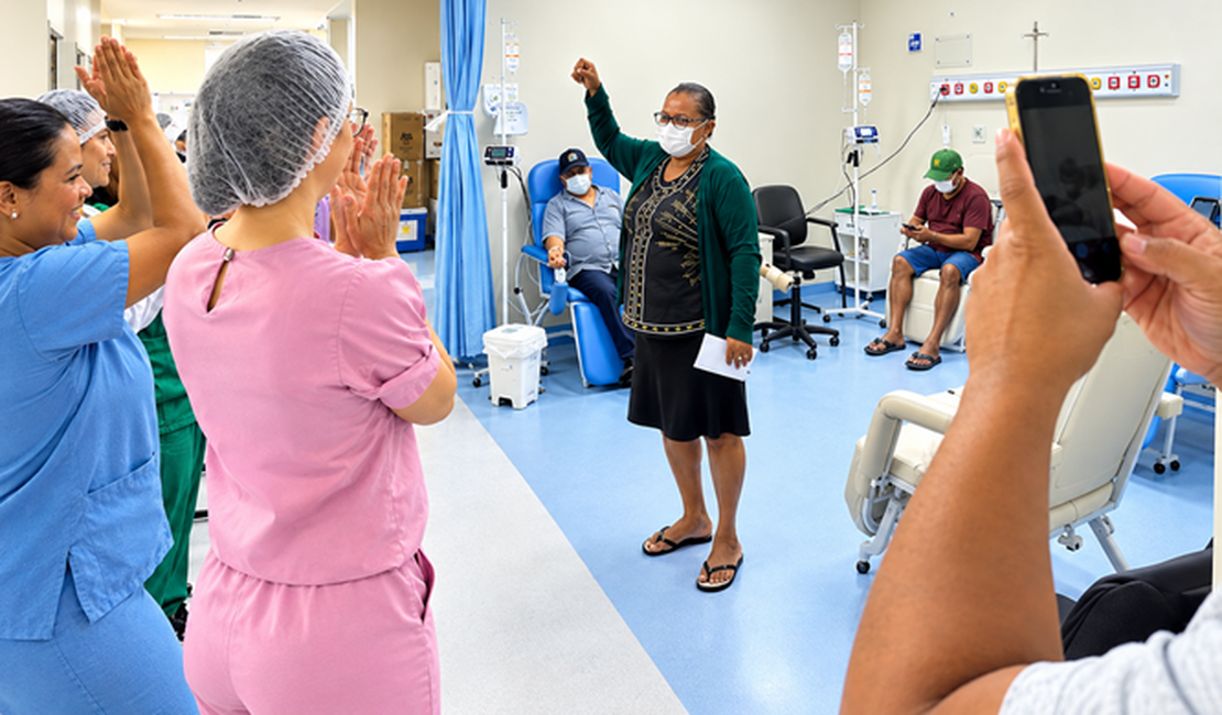 Após tratamento no Hospital Metropolitano, alagoana é curada do mesmo câncer que vitimou o cantor Netinho
