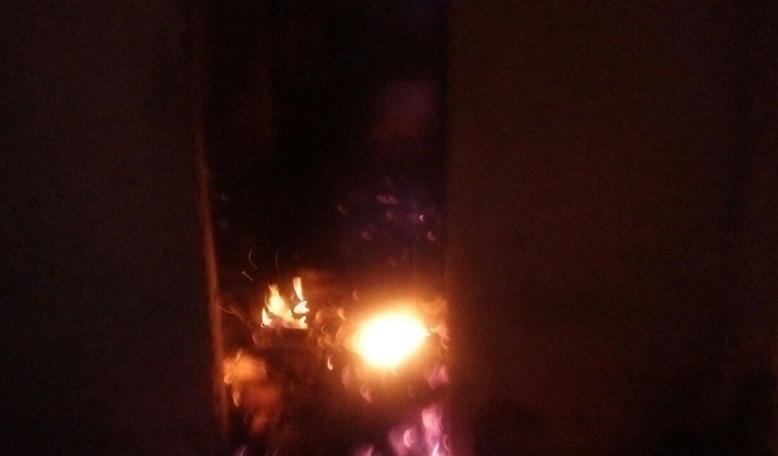 Incêndio destrói residência as margens da AL 110 na zona rural de Arapiraca