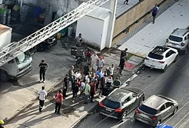 Motorista de Mercedes é atingido por cinco tiros, dentro do carro, em ﻿atentado na Ponta Verde; câmeras flagraram o crime