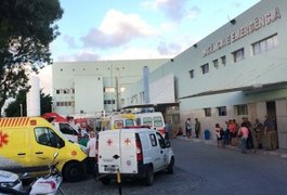 Colisão entre moto e micro-ônibus deixa dois feridos, com fratura exposta