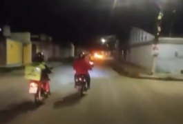 Motociclistas realizam protesto em frente a casa de protetora de animais que teria ameaçado motoboy em Arapiraca