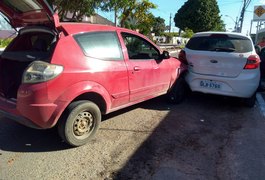 Colisão entre dois carros deixa um homem ferido no bairro Brasília, em Arapiraca