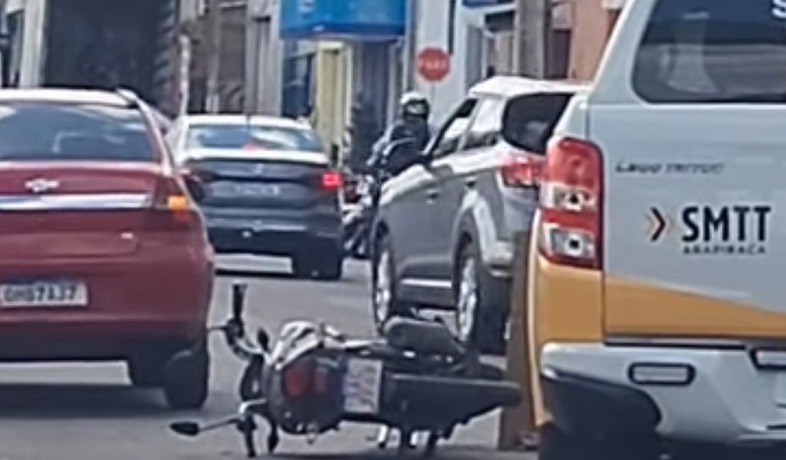 Passageira fica ferida após acidente entre mototáxi e carro no Centro de Arapiraca