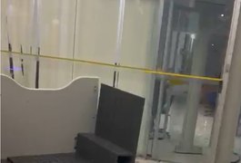 Adolescente invade agência bancária, causa danos e fere policial militar em Piaçabuçu