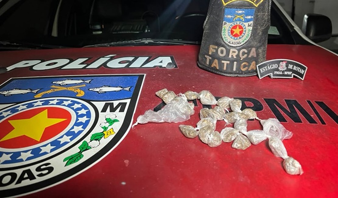PM prende homem por tráfico de drogas na Feira do Rato, em Maceió