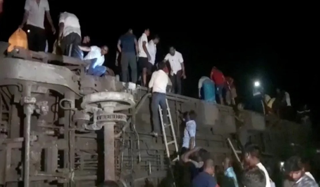 Trem descarrila na Índia e deixa 207 mortos