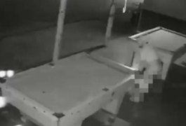 Câmera flagra homem defecando em bar e esfregando fezes em mesa de sinuca no Pará; ASSISTA