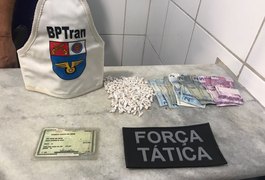 Guarnições do BPTran prendem jovem com 250 pedras de crack em Maceió