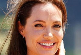 Angelina Jolie sofre acidente de carro nos EUA