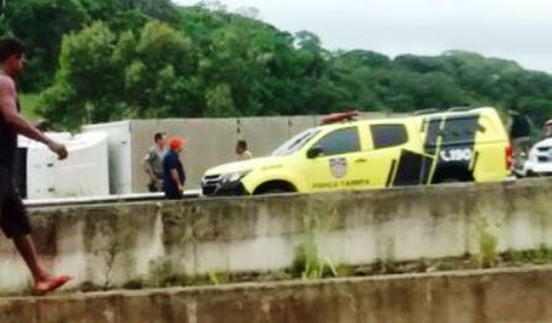 Caminhão carregado de material de construção tomba na BR-104, entre União dos Palmares e Messias