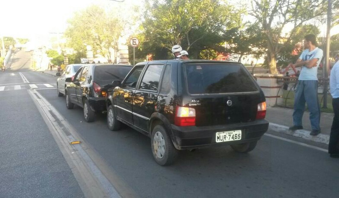 Engavetamento envolve 3 carros no Centro de Arapiraca