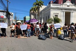 Familiares de reeducandos protestam pelo fim da paralisação dos agentes penitenciários em Maceió