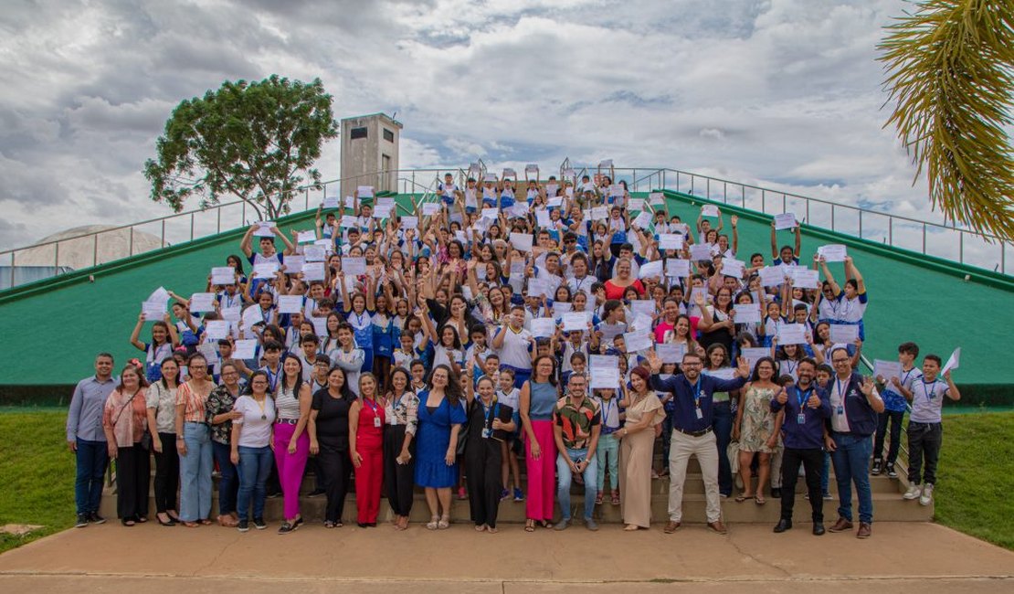 Prefeitura de Arapiraca realiza entrega de medalhas de olímpiadas científicas nacionais aos alunos da Rede Municipal