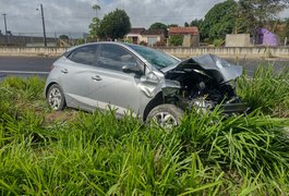 Colisão de carro em caminhão deixa quatro feridos na AL 220, em Arapiraca