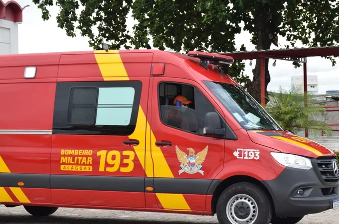 Jovens em motocicleta ficam feridas após batida contra lixeira de calçada na Vila São José