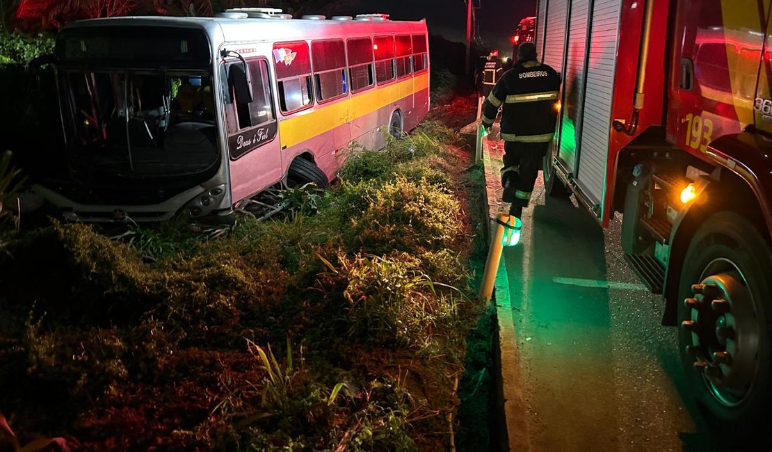 Acidente envolvendo ônibus deixa cinco pessoas feridas em Marechal Deodoro