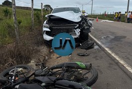 Mototaxista morre em colisão frontal com carro elétrico em Lagoa da Canoa