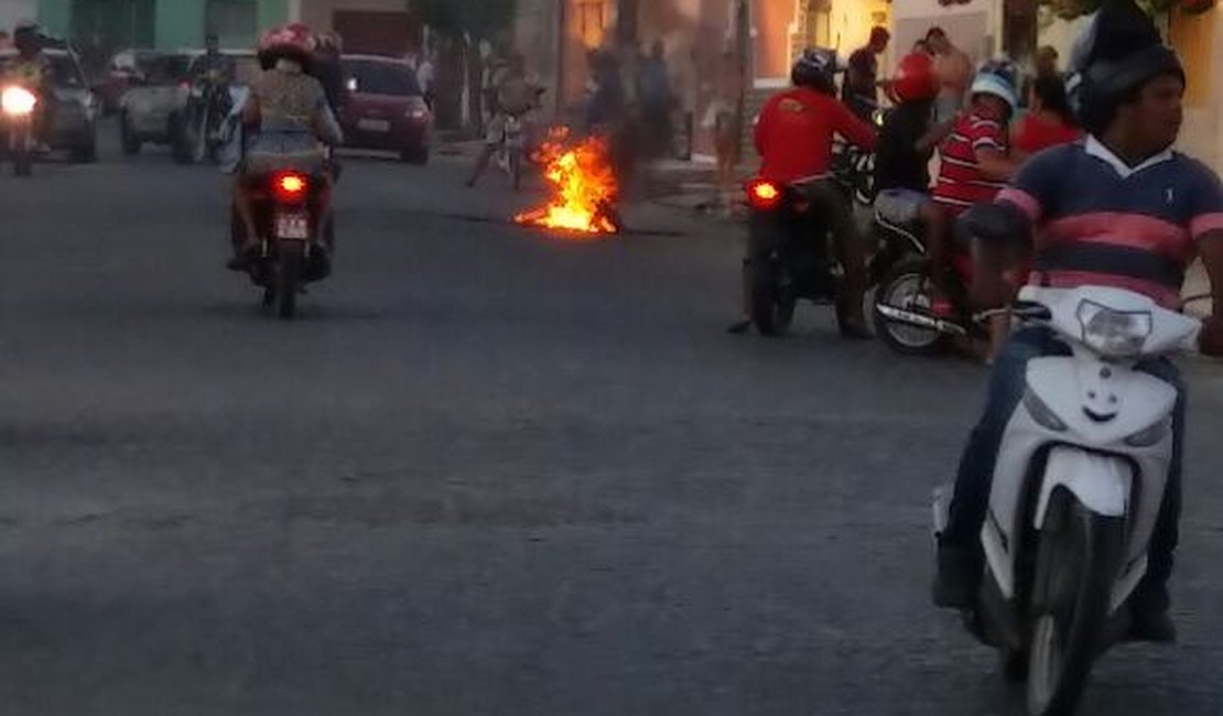 Vídeo. Cinquentinha pega fogo e deixa moradores assustados no bairro Brasília, em Arapiraca