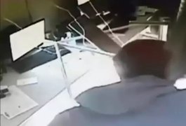 Assaltantes invadem banco pelo teto e levam R$ 800 mil em São Carlos (SP)
