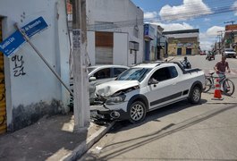 Vídeo. Colisão entre carros é registrada no Centro de Arapiraca