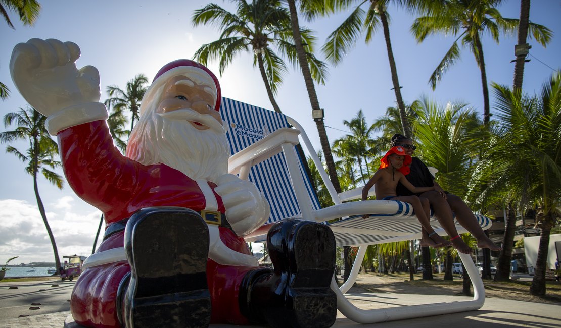 Cadeira ganha Papai Noel gigante na orla de Maceió
