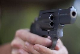Homem é socorrido após ser alvejado por tiros deflagrados por primo