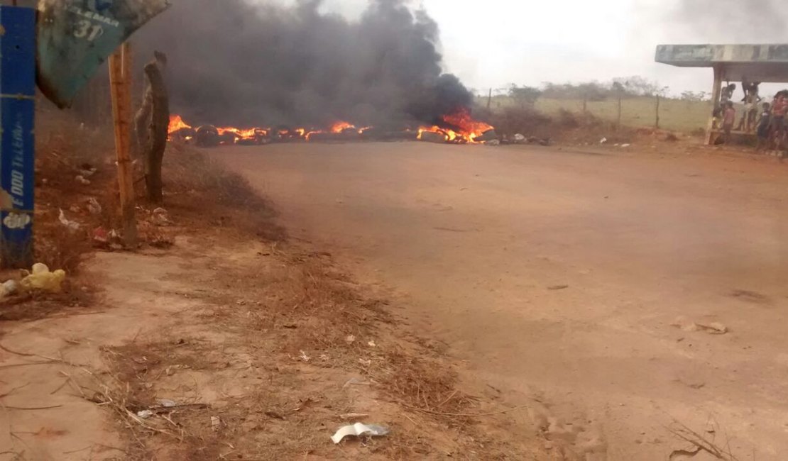 Moradores da zona rural de Arapiraca realizam protesto contra a falta de água